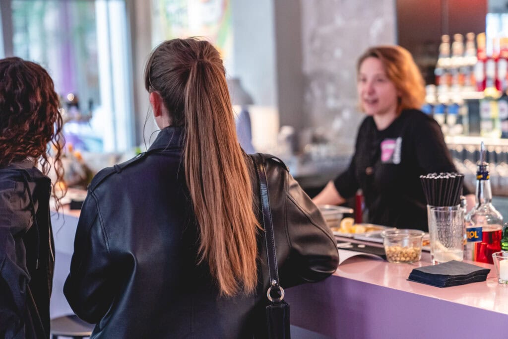 Gäste an der Bar einer Feelgood Eventlocation