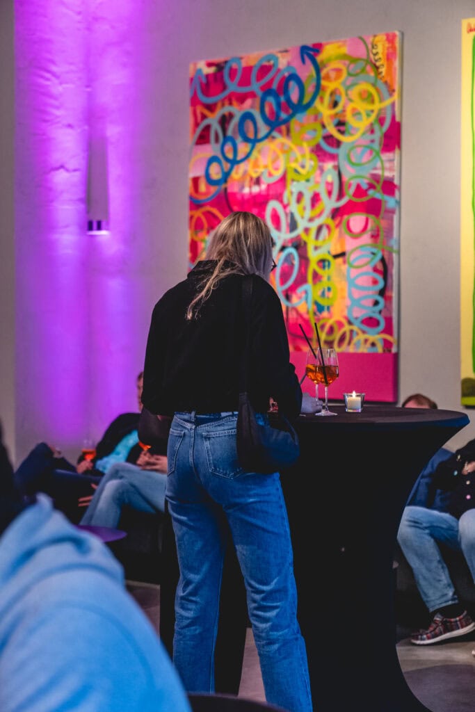 Eventgäste bei stimmungsvoller Beleuchtung