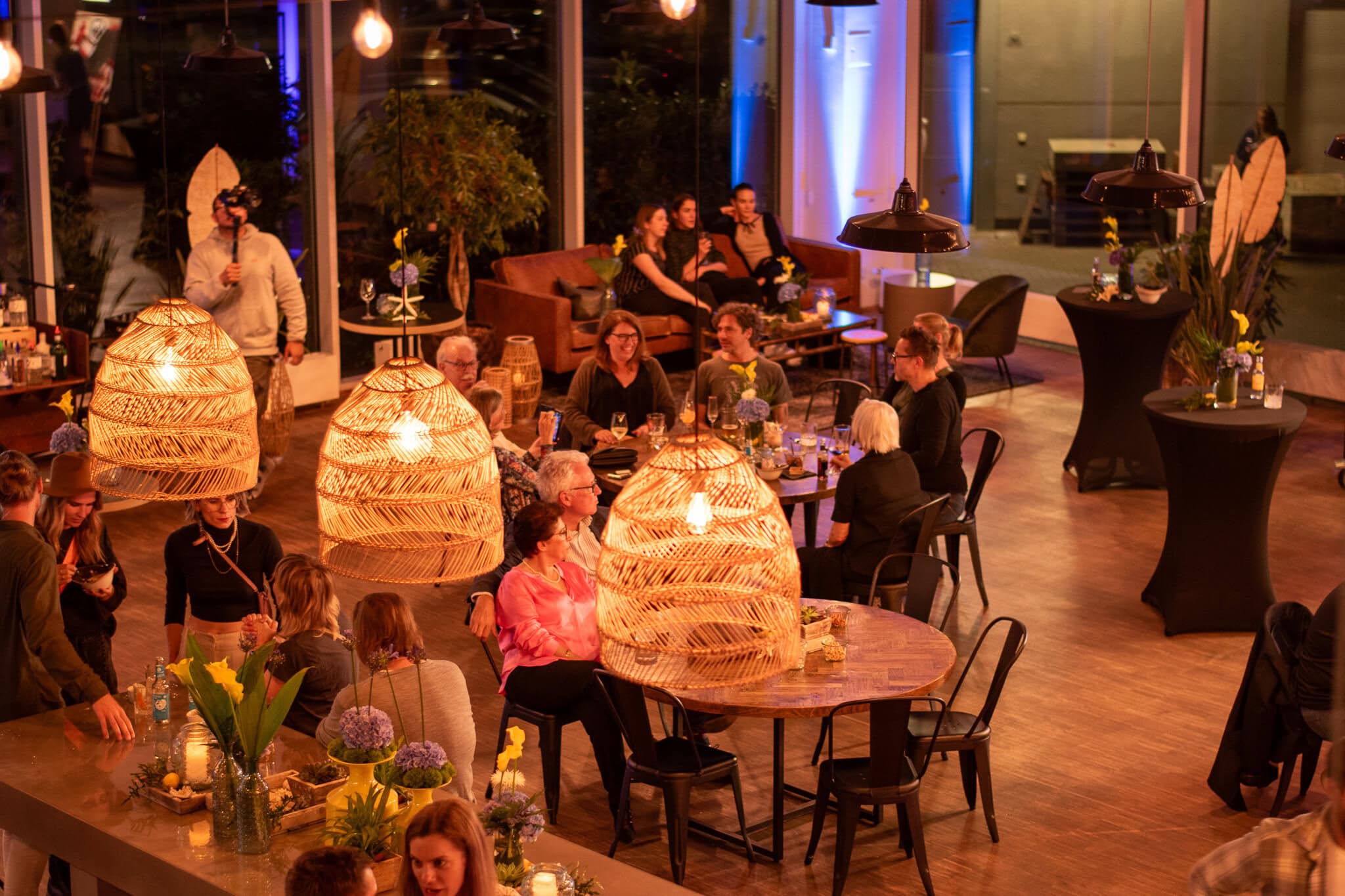 Party mit Gästen in einer Eventlocation in Frankfurt