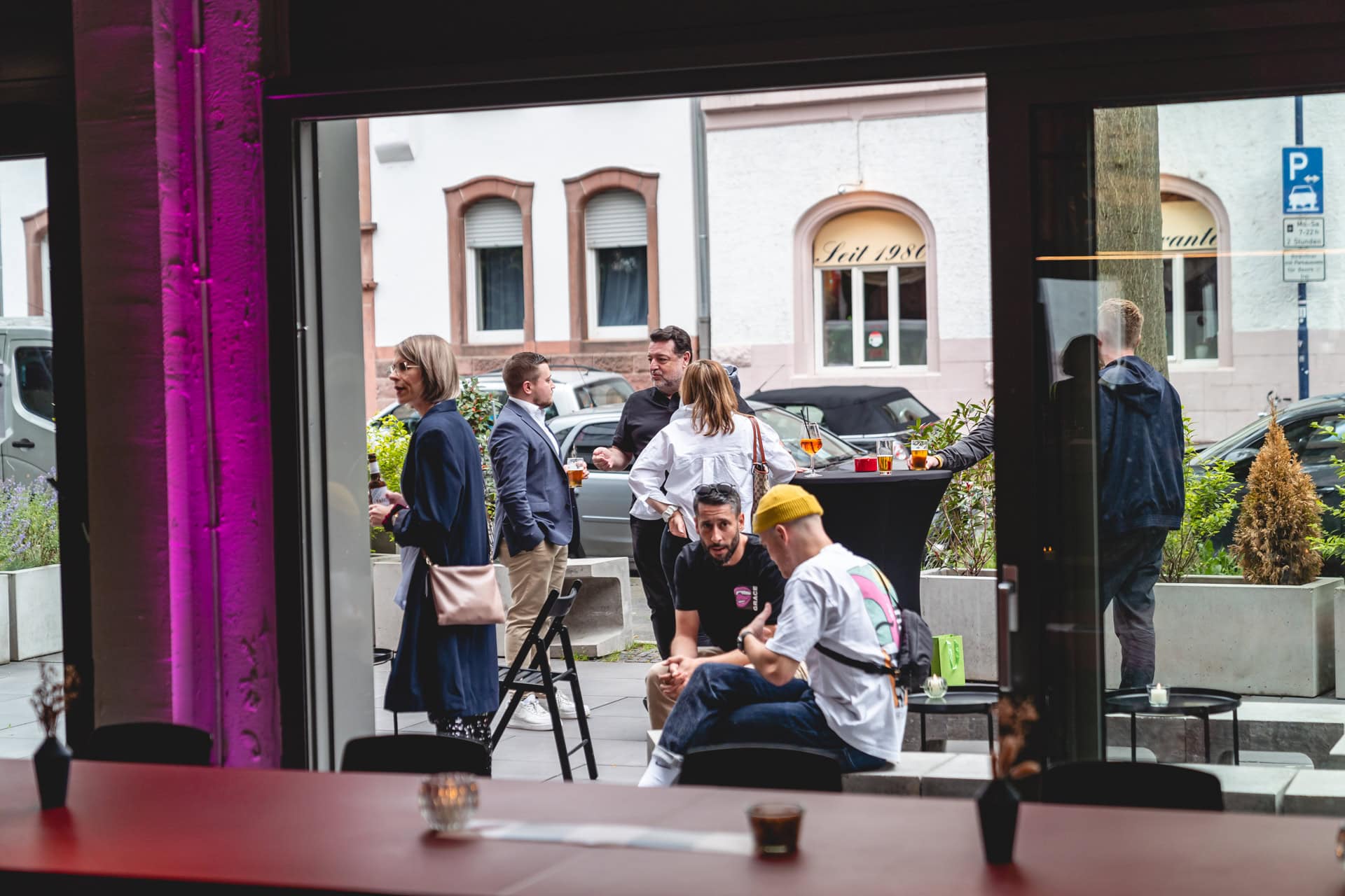 Gäste im Außenbereich der Grace Studiobar